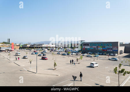 Vue aérienne ou Vue de dessus sur un parking situé au centre commercial ou galerie marchande de Hazyview, Mpumalanga, Afrique du Sud, avec des véhicules et des personnes Banque D'Images