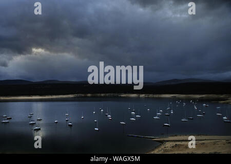 Yachts ancrés sur El Atazar réservoir dans le port de plaisance de Cervera de Buitrago, Madrid. Banque D'Images