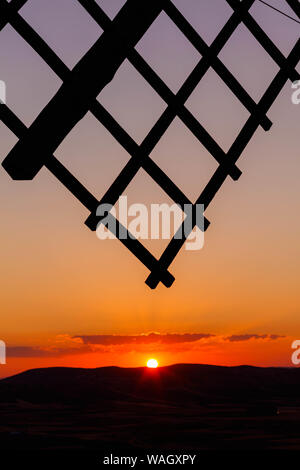 Beau coucher de soleil depuis les moulins à Consuegra pendant que j'étais en promenade, en août 2018 Banque D'Images