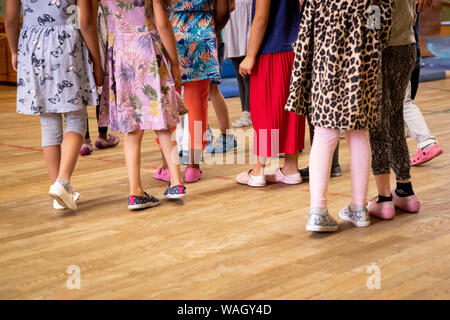 Hambourg, Allemagne. 07Th Aug 2019. Les enfants courir lors d'un mouvement dans le jeu de sport d'une école maternelle. Crédit : Christian Charisius/dpa/Alamy Live News Banque D'Images