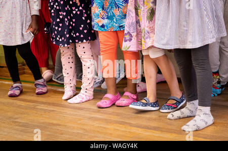 Hambourg, Allemagne. 07Th Aug 2019. Les enfants sont debout dans la salle de sport d'un jardin d'enfants lors d'un mouvement jeu. Crédit : Christian Charisius/dpa/Alamy Live News Banque D'Images