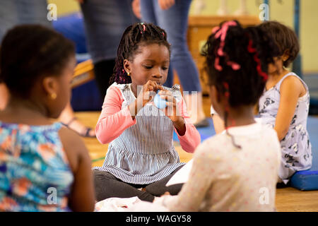 Hambourg, Allemagne. 07Th Aug 2019. Les enfants jouent dans le gymnase d'une école maternelle. Crédit : Christian Charisius/dpa/Alamy Live News Banque D'Images