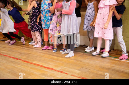 Hambourg, Allemagne. 07Th Aug 2019. Les enfants sont debout dans la salle de sport d'un jardin d'enfants lors d'un mouvement jeu. Crédit : Christian Charisius/dpa/Alamy Live News Banque D'Images