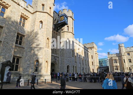 La queue pour voir les joyaux de la Couronne, Waterloo, Bloc Ward intérieur, la Tour de Londres, ville de Londres, Angleterre, Grande-Bretagne, Royaume-Uni, UK, Europe Banque D'Images