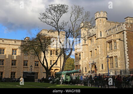 Bloc de Waterloo (à gauche) et Royal Regiment of Fusiliers siège, Tour de Londres, ville de Londres, Angleterre, Grande-Bretagne, Royaume-Uni Royaume-Uni, Europe Banque D'Images