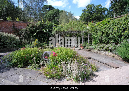 Jardin de style italien en été Banque D'Images