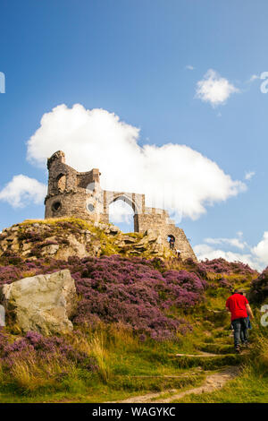 Cheshire vue Mow Cop château, la folie d'un château en ruine se tenant debout sur le sentier de pierre meulière une longue distance sentier haut au-dessus de la plaine du Cheshire Banque D'Images