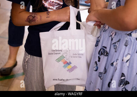 Hambourg, Allemagne. 07Th Aug 2019. Les enfants sont debout avec leurs sacs dans la salle de sport d'une garderie. Crédit : Christian Charisius/dpa/Alamy Live News Banque D'Images