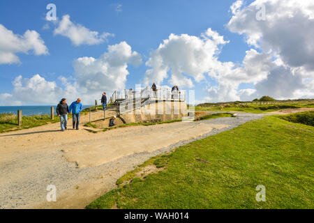 Les touristes visiter un bunker allemand de la Seconde Guerre mondiale 2 à la Pointe du Hoc, sur la côte de Normandie en France, l'emplacement de l'allied D Jour invasion en 1944. Banque D'Images