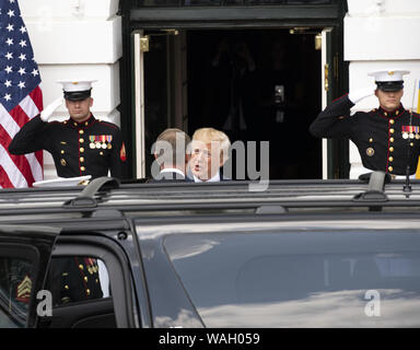 Washington, District de Columbia, Etats-Unis. 20e Août, 2019. Le Président des Etats-Unis, Donald J. Trump se félicite que le Président Klaus Iohannis de Roumanie à la Maison Blanche à Washington, DC le Mardi, Août 20, 2019 Credit : Ron Sachs/CNP/ZUMA/Alamy Fil Live News Banque D'Images