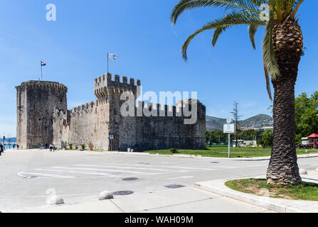 08 mai 2019, Trogir, Croatie. Château Kamerlengo et St Mark's Tower Banque D'Images