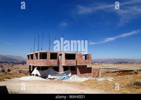 Bâtiment en construction à Nuevo Chinchero, près du village de Chinchero, financés par l'indemnisation pour terrain acheté par le gouvernement de familiies pour la construction d'un nouvel aéroport de Cuzco et Machu Picchu, Cusco, Pérou Région Banque D'Images