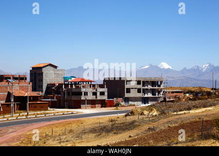 Bâtiments en construction à Nuevo Chinchero, près du village de Chinchero, financés par l'indemnisation pour terrain acheté par le gouvernement de familiies pour la construction d'un nouvel aéroport de Cuzco et Machu Picchu. Mt Salcantay est dans l'arrière-plan. La région de Cusco, Pérou Banque D'Images