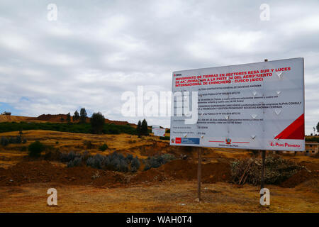 Signe qui annonce les détails des mouvements de terre, le début de la construction d'un nouvel aéroport international de Chinchero pour Cuzco et Machu Picchu. La région de Cusco, Pérou Banque D'Images