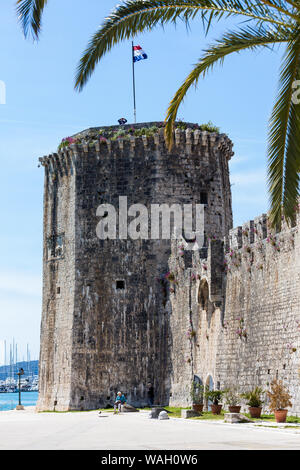 08 mai 2019, Trogir, Croatie. Château Kamerlengo et St Mark's Tower Banque D'Images