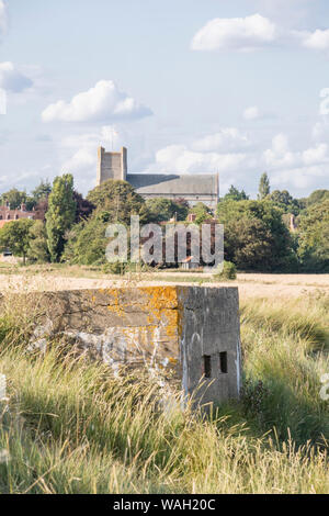 Une guerre mondiale Il tambourin - donnant sur la rivière minerai à Orford, côte du Suffolk, Angleterre, RU Banque D'Images