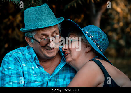 Happy senior couple aimant les uns les autres dans le parc Banque D'Images