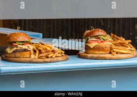 Deux plaques de burger et jetons les aliments frits dans un restaurant à emporter Banque D'Images