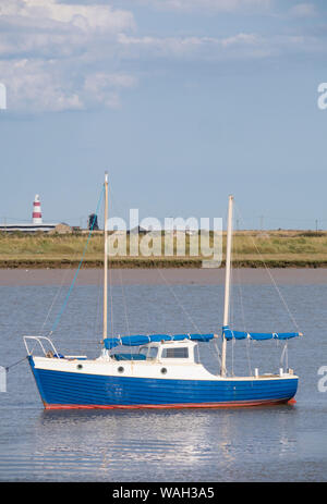 Navigation de plaisance sur la rivière minerai à Orford en regardant à Orfordness, réserve naturelle, de la côte du Suffolk, Angleterre, RU Banque D'Images
