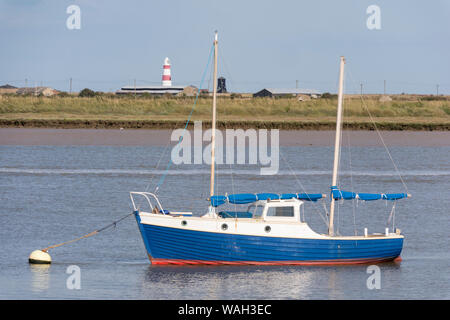 Navigation de plaisance sur la rivière minerai à Orford en regardant à Orfordness, réserve naturelle, de la côte du Suffolk, Angleterre, RU Banque D'Images