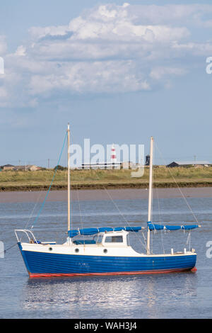 Navigation de plaisance sur la rivière minerai à Orford en regardant à Orfordness, réserve naturelle, de la côte du Suffolk, Angleterre, RU Banque D'Images