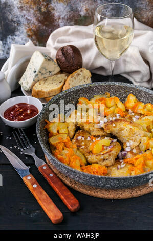 La viande de poulet mijoté avec des légumes au curry dans une casserole, fromage, pain et vin blanc. Banque D'Images