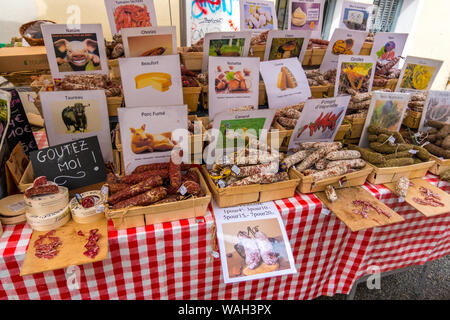 La Rochelle, France - May 08, 2019 : Vente et dégustation de saucisses dans le marché à La Rochelle, France Banque D'Images