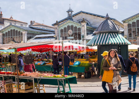 La Rochelle, France - May 08, 2019 : place du marché avec des stands, une galerie marchande, les vendeurs et les acheteurs à La Rochelle, France Banque D'Images