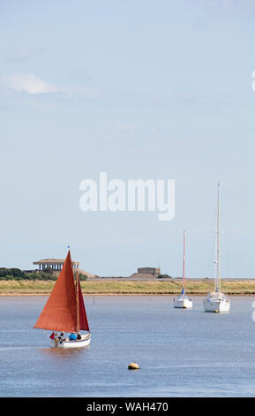 Navigation de plaisance sur la rivière minerai à Orford en regardant à Orfordness, réserve naturelle, de la côte du Suffolk, Angleterre, RU Banque D'Images