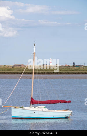 Navigation de plaisance sur la rivière minerai à Orford en regardant à Orfordness, réserve naturelle, de la côte du Suffolk, Angleterre, RU Banque D'Images