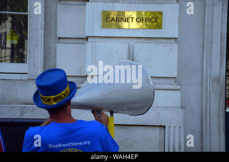 Londres, Royaume-Uni, 20 août 2019 Stephen Bray fondateur de SODEM qui protestaient devant le bureau du Cabinet dans la région de Whitehall à côté de Downing Street. Les manifestants protestaient contre le Royaume-Uni SODEM la sortie de l'UE en Brexit en dehors du bureau du Cabinet à Whitehall. Credit : JOHNNY ARMSTEAD/Alamy Live News Banque D'Images