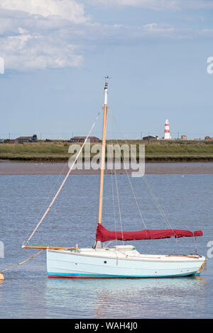 Navigation de plaisance sur la rivière minerai à Orford en regardant à Orfordness, réserve naturelle, de la côte du Suffolk, Angleterre, RU Banque D'Images