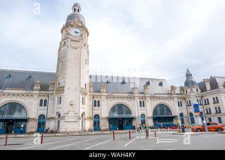 La Rochelle, France - May 08, 2019 : Gare de La Rochelle est la principale gare ferroviaire desservant La Rochelle, France Banque D'Images