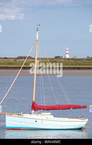 Navigation de plaisance sur la rivière minerai à Orford en regardant à Orfordness, réserve naturelle, de la côte du Suffolk, Angleterre, RU Banque D'Images