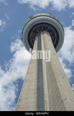 Le port de Toronto et ferry pour l'île de Toronto ainsi que la tour CN, Toronto, Ontario, Canada, Amérique du Nord, le lac Ontario Banque D'Images