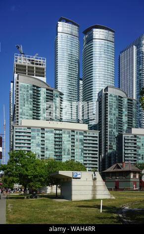 Le port de Toronto et ferry pour l'île de Toronto ainsi que la tour CN, Toronto, Ontario, Canada, Amérique du Nord, le lac Ontario Banque D'Images