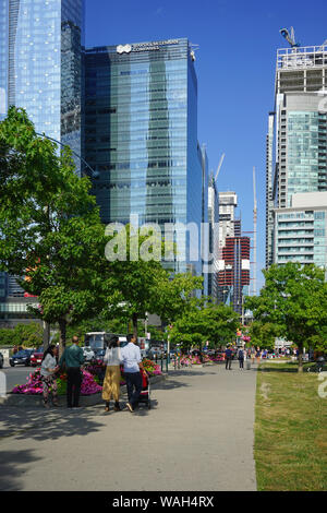 Le port de Toronto et ferry pour l'île de Toronto ainsi que la tour CN, Toronto, Ontario, Canada, Amérique du Nord, le lac Ontario Banque D'Images