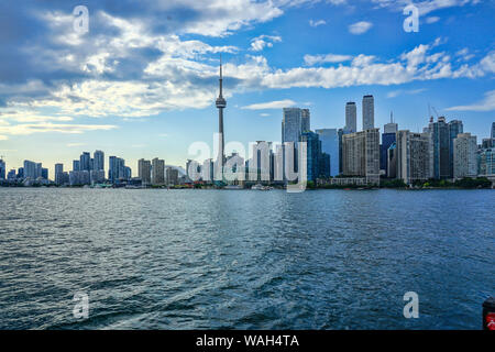 Le port de Toronto et ferry pour l'île de Toronto ainsi que la tour CN, Toronto, Ontario, Canada, Amérique du Nord, le lac Ontario Banque D'Images