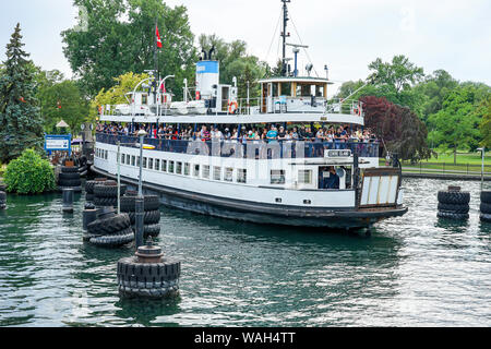 Le port de Toronto et ferry pour l'île de Toronto ainsi que la tour CN, Toronto, Ontario, Canada, Amérique du Nord, le lac Ontario Banque D'Images