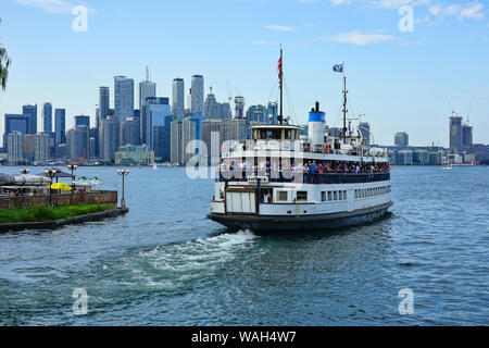 Le port de Toronto et ferry pour l'île de Toronto ainsi que la tour CN, Toronto, Ontario, Canada, Amérique du Nord, le lac Ontario Banque D'Images