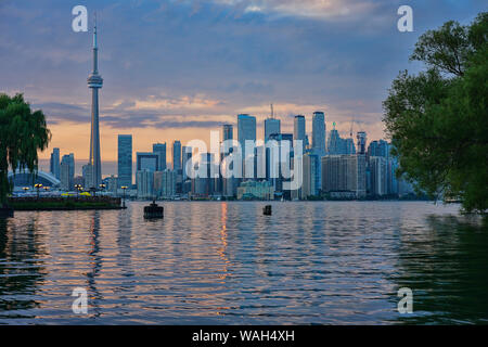 Le port de Toronto et ferry pour l'île de Toronto ainsi que la tour CN, Toronto, Ontario, Canada, Amérique du Nord, le lac Ontario Banque D'Images