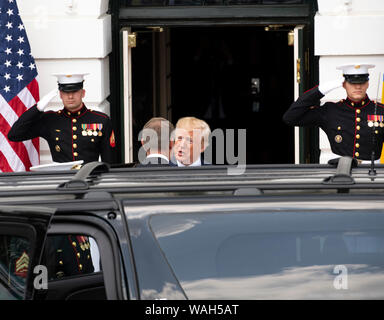 Le Président des Etats-Unis, Donald J. Trump se félicite que le Président Klaus Iohannis de Roumanie à la Maison Blanche à Washington, DC le Mardi, Août 20, 2019.Credit : Ron Sachs/CNP /MediaPunch Banque D'Images