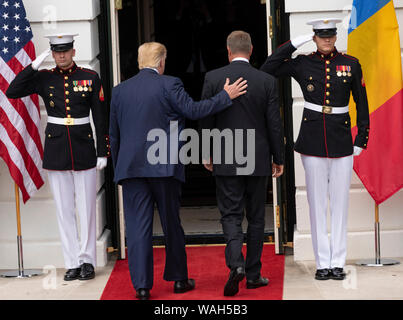 Le Président des Etats-Unis, Donald J. Trump et le Président Klaus Iohannis de Roumanie à pied dans la valise diplomatique Entrée de la Maison Blanche à Washington, DC le Mardi, Août 20, 2019.Credit : Ron Sachs/CNP /MediaPunch Banque D'Images