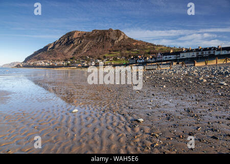 Plage et pointe à Llanfairfechan sur la côte nord du Pays de Galles Banque D'Images