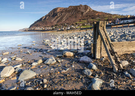 Plage et pointe à Llanfairfechan sur la côte nord du Pays de Galles Banque D'Images