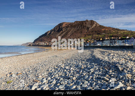 Plage et pointe à Llanfairfechan sur la côte nord du Pays de Galles Banque D'Images