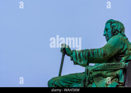 Statue de l'écrivain danois Ludvig Holberg contre ciel bleu, en face de l'Roal Theatre à Copenhague, Banque D'Images