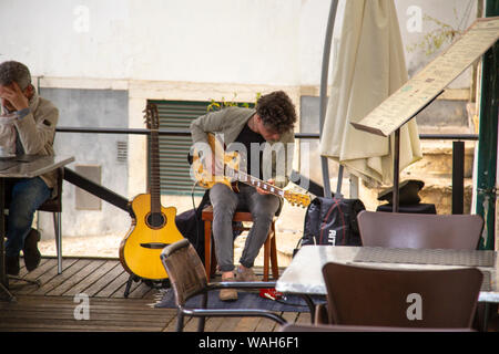 Lisbonne, Portugal - 20 avril, 2019 : Trendy corner restaurant avec musique en direct dans le centre historique de Lisbonne, à proximité du quartier de Bairro Alto Banque D'Images