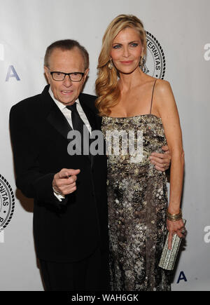 ***PHOTO*** Larry King demande le divorce de l'Épouse Shawn King. New York, NY- 7 octobre : Larry King et Shawn King assister les Frères Foundation Gala Robert De Niro et Carlos Slim à la Waldorf-Astoria, le 7 octobre 2014 à New York. Crédit : John Palmer/MediaPunch Banque D'Images