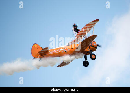 Formation acrobatique exposition de marche de l'aile par l'équipe d'Aerosuperbatics anciennement l'équipe de Breitling Wingswalkers, Crunchie Flying Circus et l'équipe de Tsutly Butterfly Banque D'Images